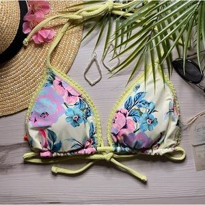 Maaji • Reversible Floral Yellow Sliding Triangle Bikini Top 👙🌴🏄🏼‍♀️